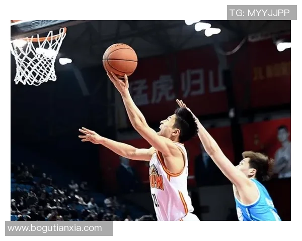 组图：深圳男篮主场打败吉林 王浩然勾手投篮